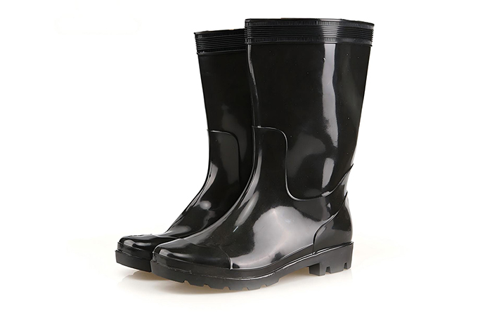 Botas y guantes resistentes al aceite.